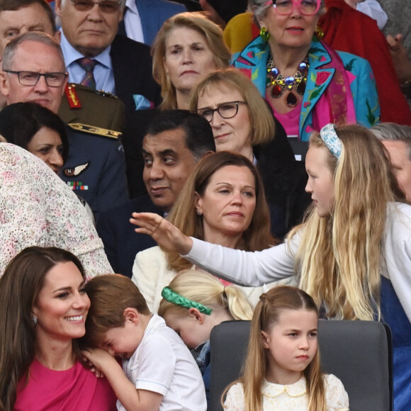 Kate Catherine Middleton, duchesse de Cambridge, le prince Louis et la princesse Charlotte, Mike Tindall, Mia Tindall, Zara Phillips - La famille royale d'Angleterre lors de la parade devant le palais de Buckingham, à l'occasion du jubilé de la reine d'Angleterre. le 5 juin 2022