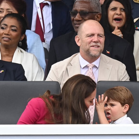 Boris Johnson, Kate Catherine Middleton, duchesse de Cambridge et leurs enfants, le prince Louis, Mike Tindall, Mia Tindall - La famille royale d'Angleterre lors de la parade devant le palais de Buckingham, à l'occasion du jubilé de la reine d'Angleterre. le 5 juin 2022