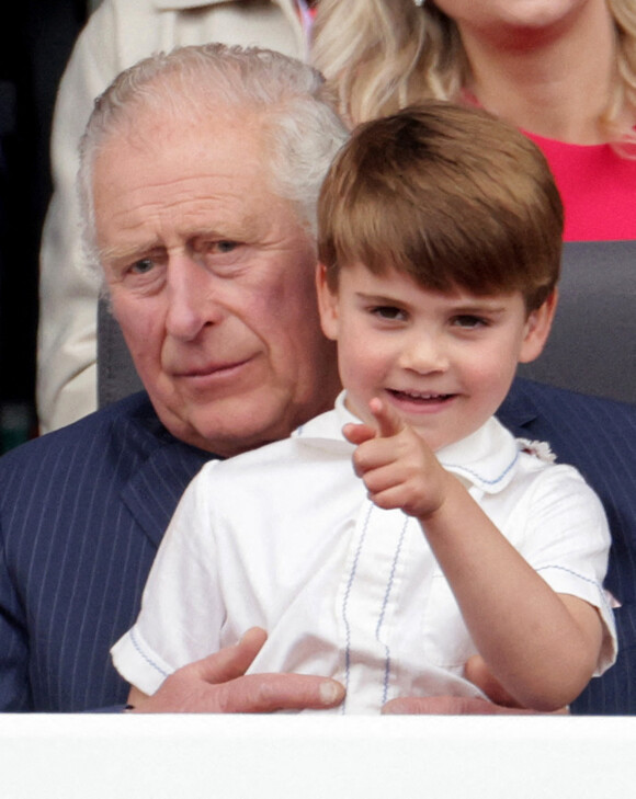 Le prince Charles, prince de Galles avec le prince Louis de Cambridge - La famille royale regarde la grande parade qui clôture les festivités du jubilé de platine de la reine à Londres le 5 juin 2022. 