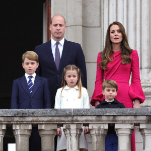 le prince William, duc de Cambridge, Catherine Kate Middleton, duchesse de Cambridge et leurs enfants le prince George, la princesse Charlotte et le prince Louis - La famille royale regarde la grande parade qui clôture les festivités du jubilé de platine de la reine à Londres le 5 juin 2022. 