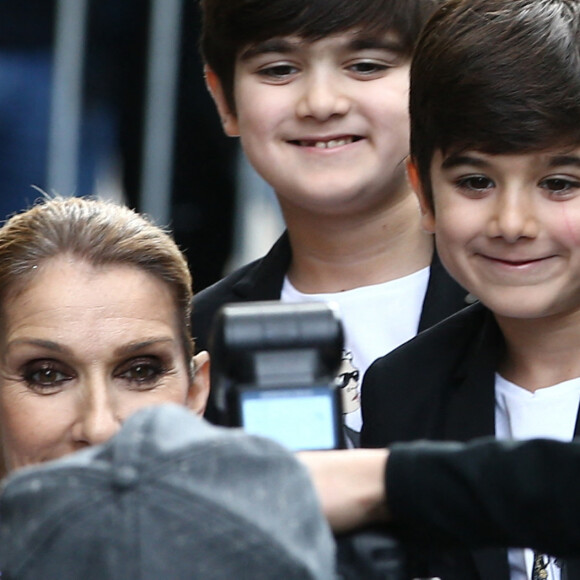Eddy et Nelson Angelil - Céline Dion quitte l'hôtel Royal Monceau avec ses enfants et prend un jet privé au Bourget le 10 août 2017. 