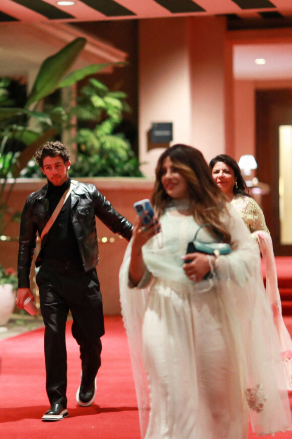 Exclusif - Nick Jonas participe à la fête indienne "Divali" avec sa femme Priyanka Chopra et sa belle-mère Madhu Chopra au Beverly Hills Hotel, le 23 octobre 2022.