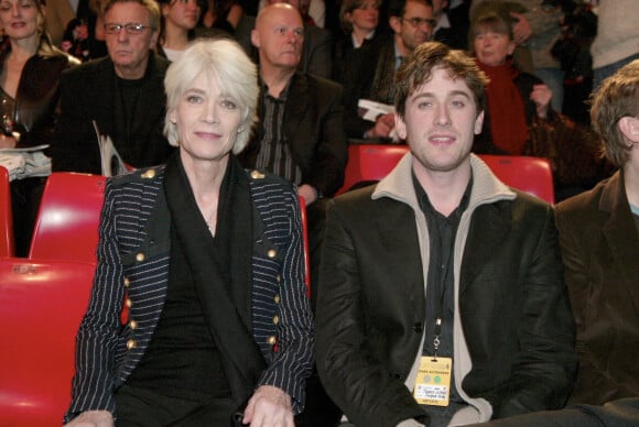 Archives - Françoise Hardy et son fils Thomas Dutronc en France, à Paris, lors des 20ème Victoires de la musique en 2005 au Zénith de Paris