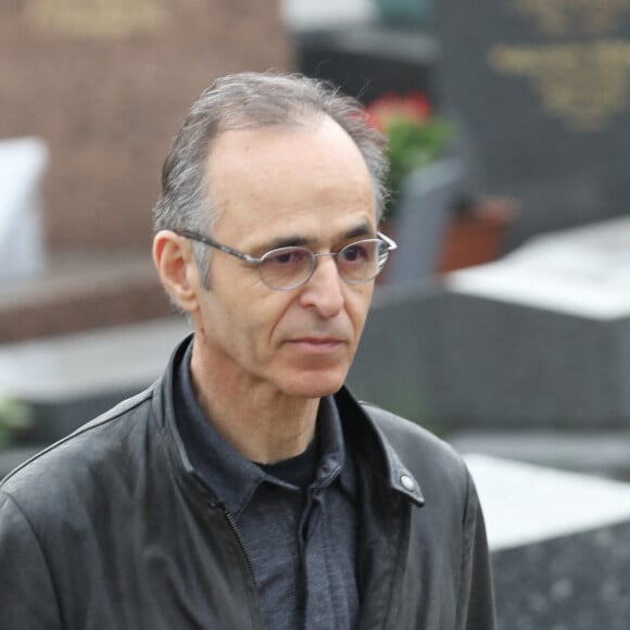 Jean-Jacques Goldman lors des obsèques de Véronique Colucci au cimetière communal de Montrouge, le 12 avril 2018.