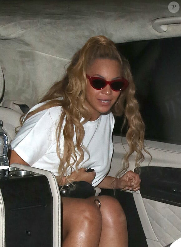 Exclusif - Beyonce et Jay-Z sortent du "Harry's Bar" à Londres, le 17 juin 2018. 