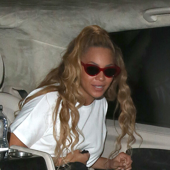 Exclusif - Beyonce et Jay-Z sortent du "Harry's Bar" à Londres, le 17 juin 2018. 