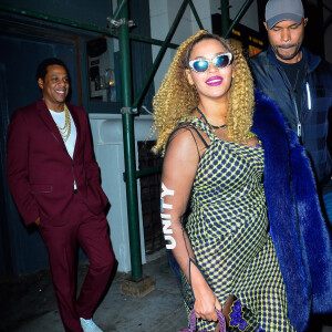 Jay-Z et sa femme Beyoncé sont allés au cinéma en amoureux à New York. Jay-Z fête ses 47 ans! Beyoncé porte un manteau de fourrure bleu et un sac en python violet! Le 4 décembre 2017 