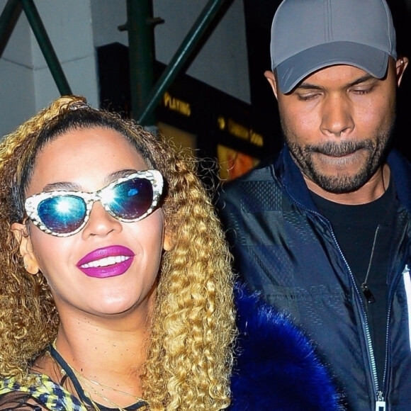Jay-Z et sa femme Beyoncé sont allés au cinéma en amoureux à New York. Jay-Z fête ses 47 ans! Beyoncé porte un manteau de fourrure bleu et un sac en python violet! Le 4 décembre 2017 