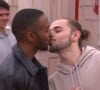 Chris et Julien s'embrassent dans l'émission "Star Academy", sur TF1.
