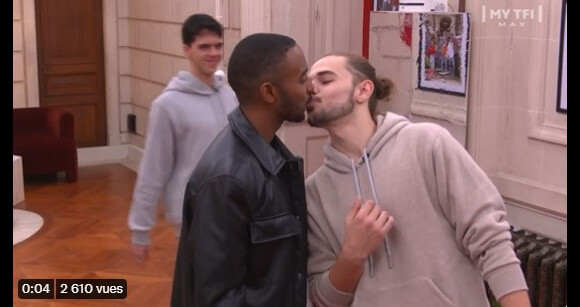 Chris et Julien s'embrassent dans l'émission "Star Academy", sur TF1.