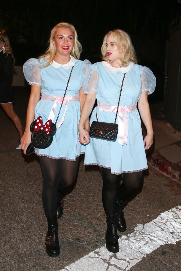 L'actrice Rebel Wilson et sa compagne Ramona Agruma se sont déguisées en "Jumelles de Shining" pour se rendre à la soirée d'Halloween de Vas Morgan et Michael Braun à Hollywood, États Unis le 29 Octobre. 