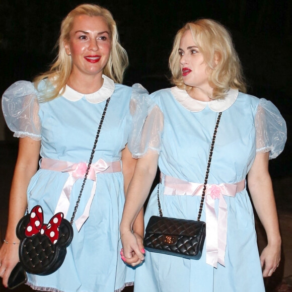L'actrice Rebel Wilson et sa compagne Ramona Agruma se sont déguisées en "Jumelles de Shining" pour se rendre à la soirée d'Halloween de Vas Morgan et Michael Braun à Hollywood, États Unis le 29 Octobre. 