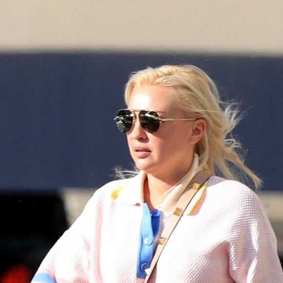 Exclusif - Rebel Wilson et sa compagne Ramona Agruma se promènent à Beverly Hills le 11 octobre 2022. 