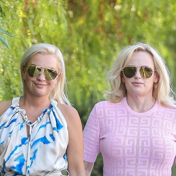 Exclusif - Rebel Wilson et sa compagne Ramona Agruma vont dîner au restaurant "San Vicente Bungalows" à Los Angeles, le 27 août 2022. 