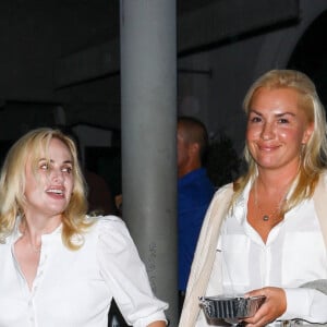Rebel Wilson et sa compagne Ramona Agruma, main dans la main, quittent le restaurant "Craig's" à Los Angeles, le 25 août 2022. L'actrice australienne de 42 ans avait fait son coming-out le 9 juin 2022. 