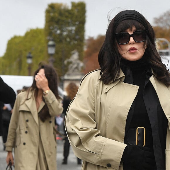 Isabelle Adjani - Célébrités au défilé Dior Collection Femme Prêt-à-porter Printemps/Eté 2023 lors de la Fashion Week de Paris, France, le 27 septembre 2022. © Giancarlo Gorassini/Bestimage 