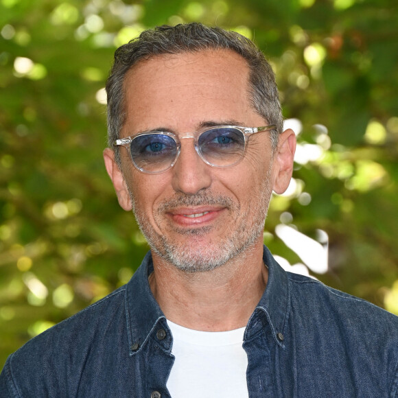 Gad Elmaleh au photocall du film "Reste un peu" lors du 15ème festival du film francophone de Angoulême, France, le 27 août 2022. © Coadic Guirec/Bestimage 