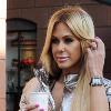 Shauna Sand signe un autographe à une maman et sa petite fille, le vendredi 12 février à Los Angeles.