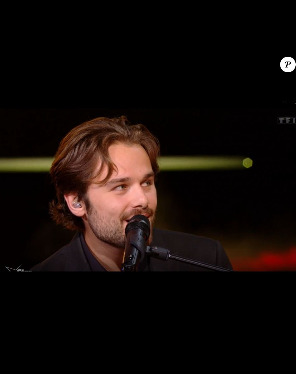 Julien en duo avec son frère Mathieu lors du prime de la "Star Academy" du 5 novembre 2022, sur TF1