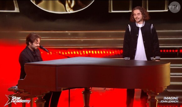 Julien en duo avec son frère Mathieu lors du prime de la "Star Academy" du 5 novembre 2022, sur TF1