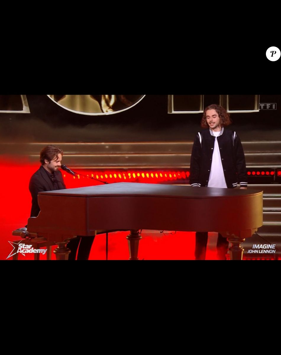 Julien en duo avec son frère Mathieu lors du prime de la "Star Academy" du 5 novembre 2022, sur TF1