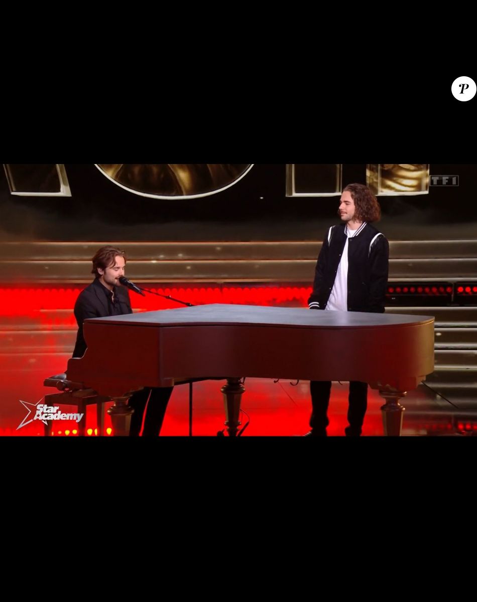 Julien en duo avec son frère Mathieu lors du prime de la "Star Academy" du 5 novembre 2022, sur TF1