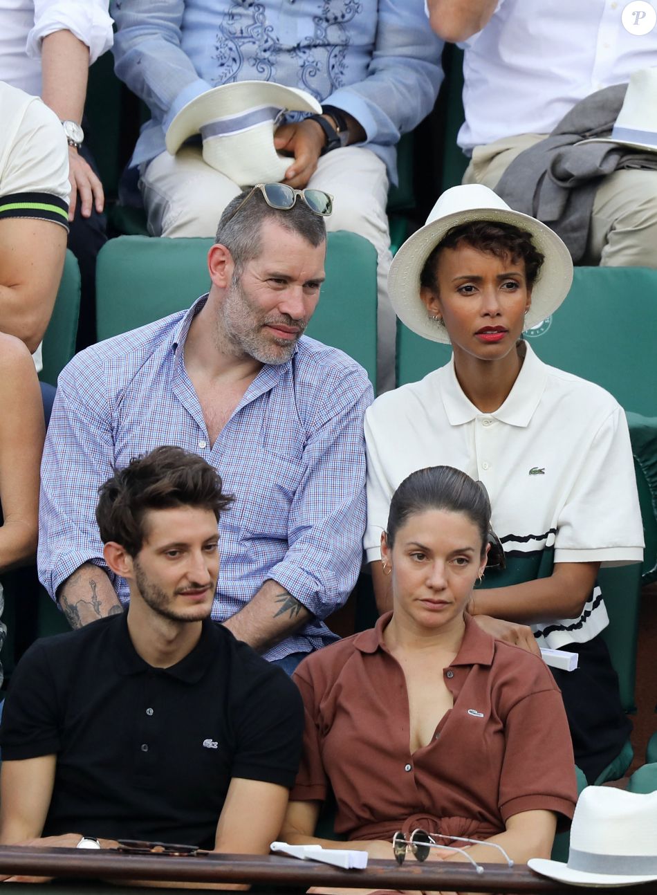 Jalil Lespert Sonia Rolland Pierre Niney Et Sa Compagne Natasha Andrews Dans Les Tribunes Des