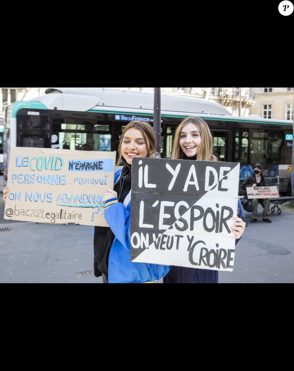 Exclusif - Giulia Le Ruyet-Marcassus (fille de A.Marcassus et F.Le Ruyet) et Vittoria de Savoie (princesse de Carignan et marquise d'Ivrée, fille de E.P. de Savoie, C.Courau) lors d'une manifestation de lycéens scolarisés dans des établissements privés et hors contrat qui s'inquiètent pour le BAC 2021 en raison de la pandémie de Covid-19 (coronavirus) sur la place Jacques Bainville à Paris, France, le 23 mars 2021. © Jack Tribeca/Bestimage