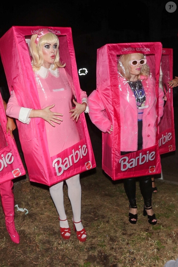 Rebel Wilson arrive déguisée en Poupée Barbie à la Fête d'Halloween Casamigos à Beverly Hills, États Unis le 28 Octobre 2022. 
