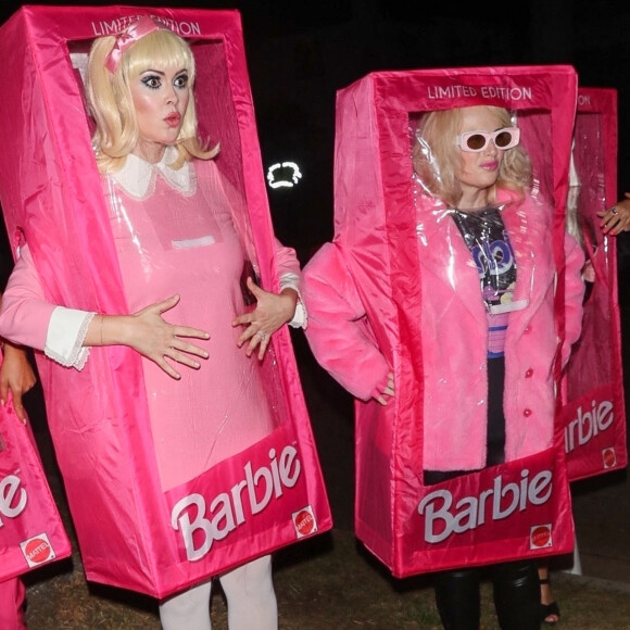 Rebel Wilson arrive déguisée en Poupée Barbie à la Fête d'Halloween Casamigos à Beverly Hills, États Unis le 28 Octobre 2022. 