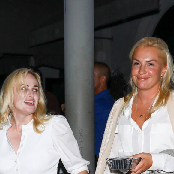Rebel Wilson et sa compagne Ramona Agruma, main dans la main, quittent le restaurant "Craig's" à Los Angeles, le 25 août 2022. L'actrice australienne de 42 ans avait fait son coming-out le 9 juin 2022. 