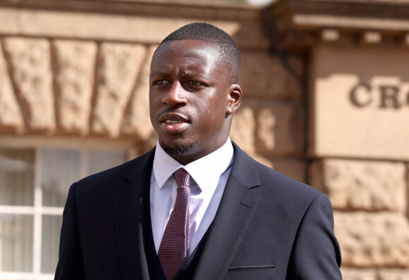 Benjamin Mendy, jugé pour pour huit viols, une tentative de viol et une agression sexuelle contre sept femmes, arrive au tribunal de Chester, Royaume-Uni, le 19 août 2022.