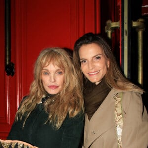 Arielle Dombasle et Félicité Herzog - Première édition du "Prix littéraire Castel" chez Castel (club privé-restaurant) à Paris le 7 novembre 2022. © Philippe Baldini / Bestimage  