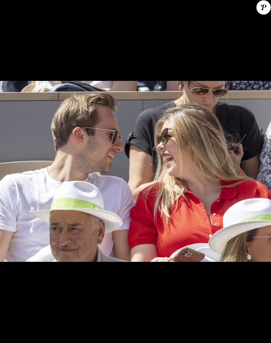 Héloïse Martin enceinte et son compagnon dans les tribunes des internationaux de France de Roland Garros à Paris le 1er juin 2022. © Cyril Moreau - Dominique Jacovides/Bestimage
