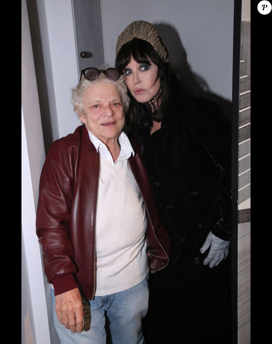 Josée Dayan et Isabelle Adjani, respectivement réalisatrice et actrice du film " Diane de Poitiers ", diffusé sur France 2 en deux parties les 7 et 14 Novembre 2022 - Vernissage de l'exposition Isabelle Adjani "Les reines de coeur en majesté", Galerie Pierre Passebon à Paris, France, le 3 Novembre 2022. © Bertrand Rindoff / Bestimage