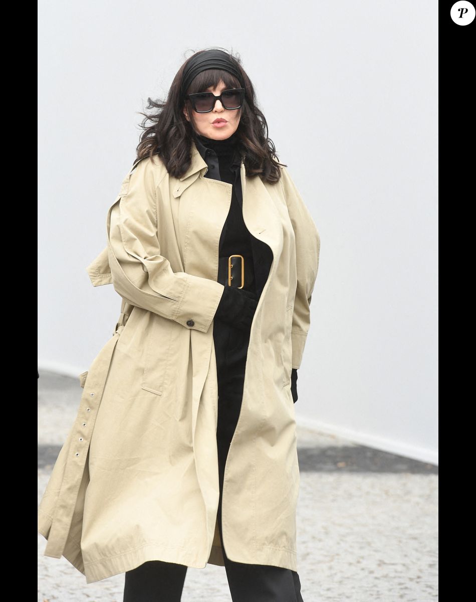 Isabelle Adjani - Célébrités au défilé Dior Collection Femme Prêt-à-porter Printemps/Eté 2023 lors de la Fashion Week de Paris, France, le 27 septembre 2022. © Giancarlo Gorassini/Bestimage