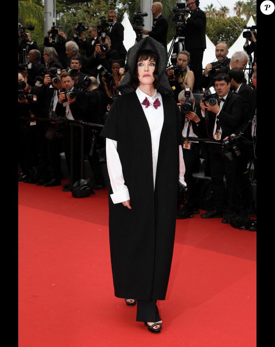 Isabelle Adjani - Montée des marches du film " Les Amandiers " lors du 75ème Festival International du Film de Cannes. Le 22 mai 2022 © Dominique Jacovides / Bestimage