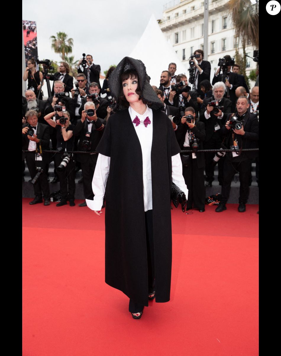 Isabelle Adjani - Montée des marches du film " Les Amandiers " lors du 75ème Festival International du Film de Cannes. Le 22 mai 2022 © Cyril Moreau / Bestimage