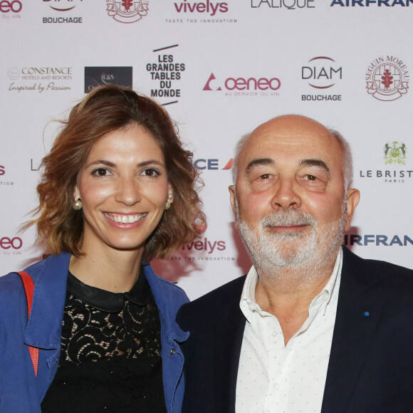 Gérard Jugnot et sa compagne Patricia Campi à la 1ère édition des "Plumes d'Or du Vin et de la Gastronomie" au Pavillon Vendôme à Paris, le 19 mai 2016.