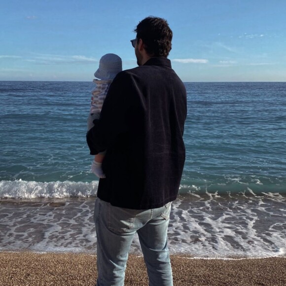 Ilona Smet sur la plage avec son mari et son fils.