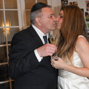 Jean-Marie Bigard et Lola Marois lors de la cérémonie oecuménique à l'occasion du renouvellement de leurs voeux pour leur 10 ans de mariage. Le 27 mai 2021 © Coadic Guirec / Bestimage.