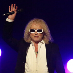 Exclusif - Michel Polnareff lors de son concert à la patinoire de Mériadeck à Bordeaux, France, le 30 novembre 2016. Michel Polnareff a été admis en urgence samedi 3 décembre à l'hôpital américain de Neuilly-sur-Seine. Se déclarant "dans un état d'épuisement total", il a été contraint d'annuler les deux derniers concert de sa tournée 2016 à Paris et à Nantes. Le Vendredi 2 décembre, deux heures avant de monter sur scène, Michel Polnareff, souffrant d'une insuffisance respiratoire, a annulé son concert-événement à la salle Pleyel de Paris. © Patrick Bernard-Quentin Salinier/Bestimage (No Web No Blog pour la Belgique et la Suisse)