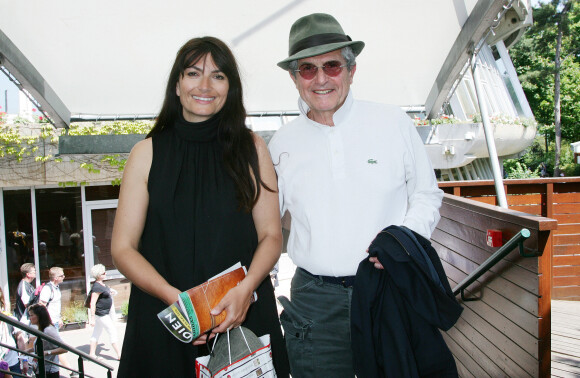 Archives - Claude Lelouch et sa compagne Valérie Perrin aux internationaux de tennis de Roland Garros le 23 mai 2010.