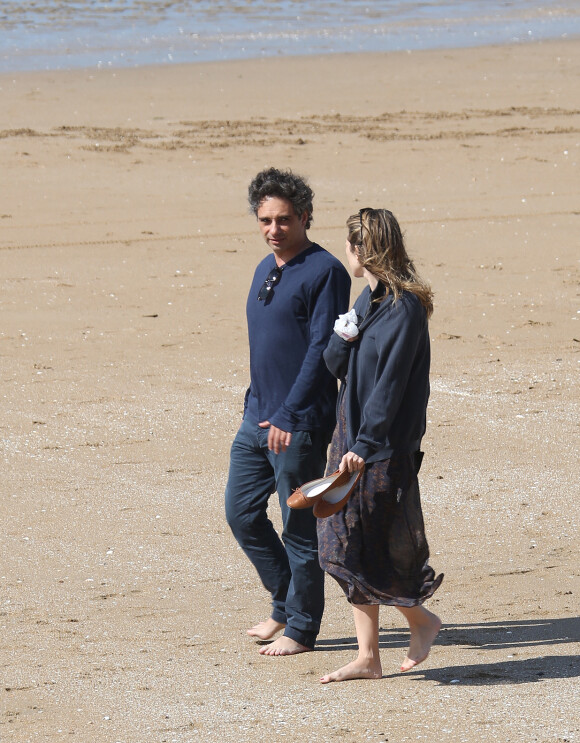 Laura Smet et Raphaël se promènent et se détendent sur la plage pendant le Festival du film romantique de Cabourg, le 14 juin 2014.