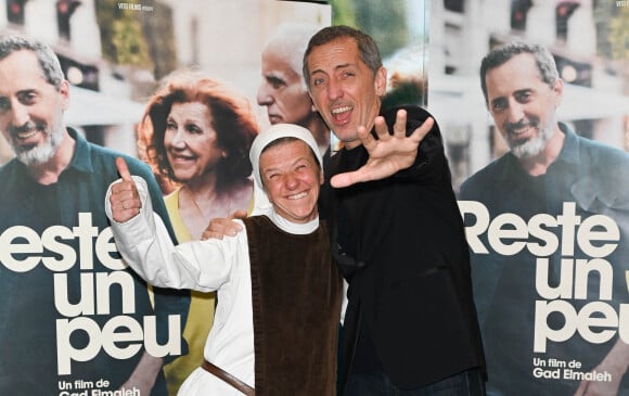Soeur Catherine et Gad Elmaleh à la première du film "Reste Un Peu" au cinéma UGC Ciné Cité Les Halles à Paris, le 15 novembre 2022. © Guirec Coadic/Bestimage 