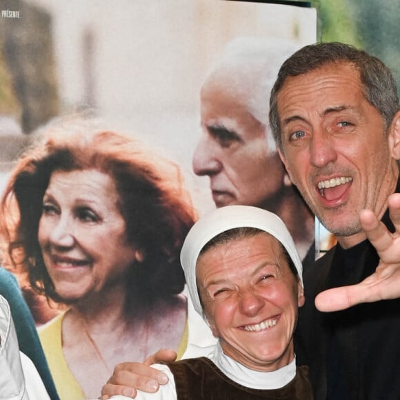 Soeur Catherine et Gad Elmaleh à la première du film "Reste Un Peu" au cinéma UGC Ciné Cité Les Halles à Paris, le 15 novembre 2022. © Guirec Coadic/Bestimage 