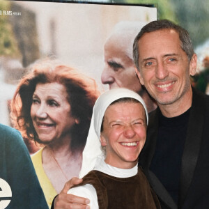 Soeur Catherine et Gad Elmaleh à la première du film "Reste Un Peu" au cinéma UGC Ciné Cité Les Halles à Paris, le 15 novembre 2022. © Guirec Coadic/Bestimage 