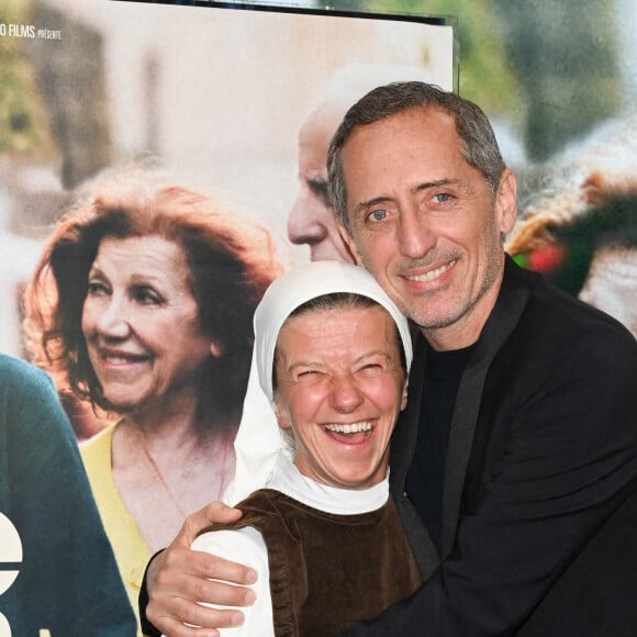 Soeur Catherine et Gad Elmaleh à la première du film "Reste Un Peu" au cinéma UGC Ciné Cité Les Halles à Paris, le 15 novembre 2022. © Guirec Coadic/Bestimage 