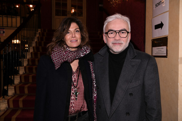 Exclusif - Pascal Praud et sa compagne Catherine lors de la première de la pièce de théâtre "L'avare" au Théâtre des Variétés à Paris le 15 janvier 2022 © Rachid Bellak / Bestimage 