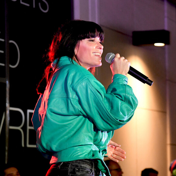 Exclusif - Jenifer, la chanteuse française et coach dans The Voice, a inauguré les illuminations de Noël sur la Place des Arcades du centre commercial au Polygone Riviera à Cagnes sur Mer, près de Nice avant de faire un show case suivi d'une séance de dédicaces à la Fnac le 25 novembre 2019. © Bruno Bebert/Bestimage 